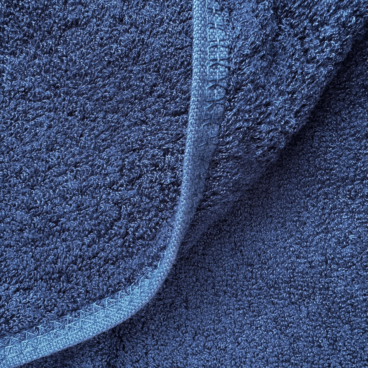 Nahaufnahme der blauen Bambus-Handtuch-Textur – weich, saugfähig und nachhaltig