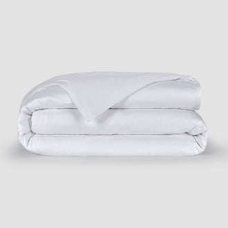 Weiße Bettdecke aus Bambus von Momo Cotton – 300er Satin, weich, atmungsaktiv und nachhaltig.