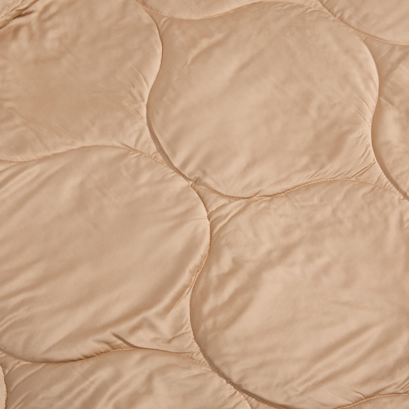 Die Tagesdecke — Lege sie tagsüber oder nachts auf das Bett, um das Schlafzimmer zu vervollständigen.