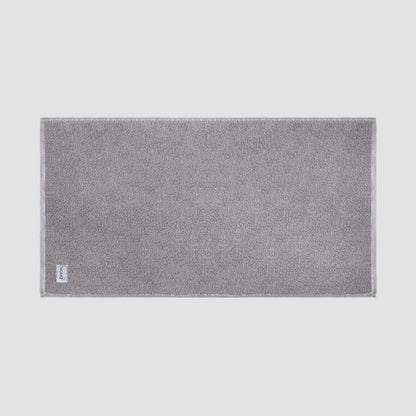 Tapete de banho grey em bambu da Momo Cotton – suave, absorvente, seca rapidamente e sustentável.