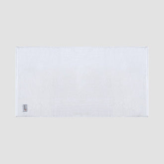 White bamboo bath mat by Momo Cotton – soft, absorbent, quick-drying and sustainable.